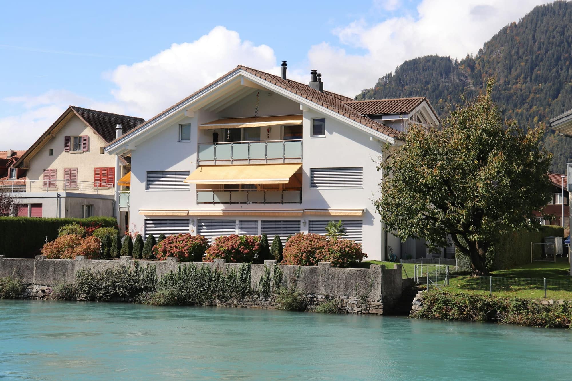 Une maison suisse avec jardin, au bord de l'eau