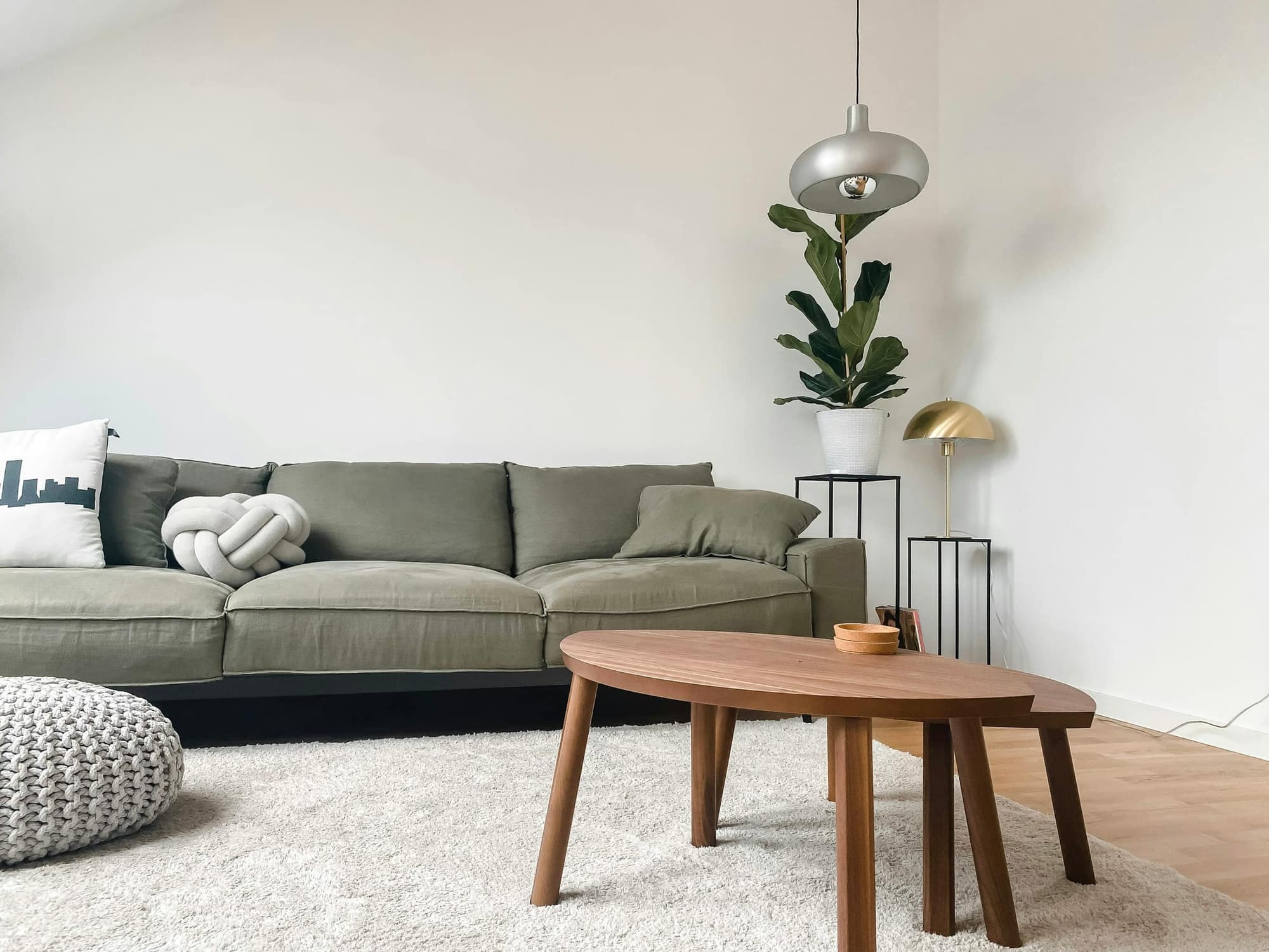 Un salon lumineux avec un canapé et une table basse en bois