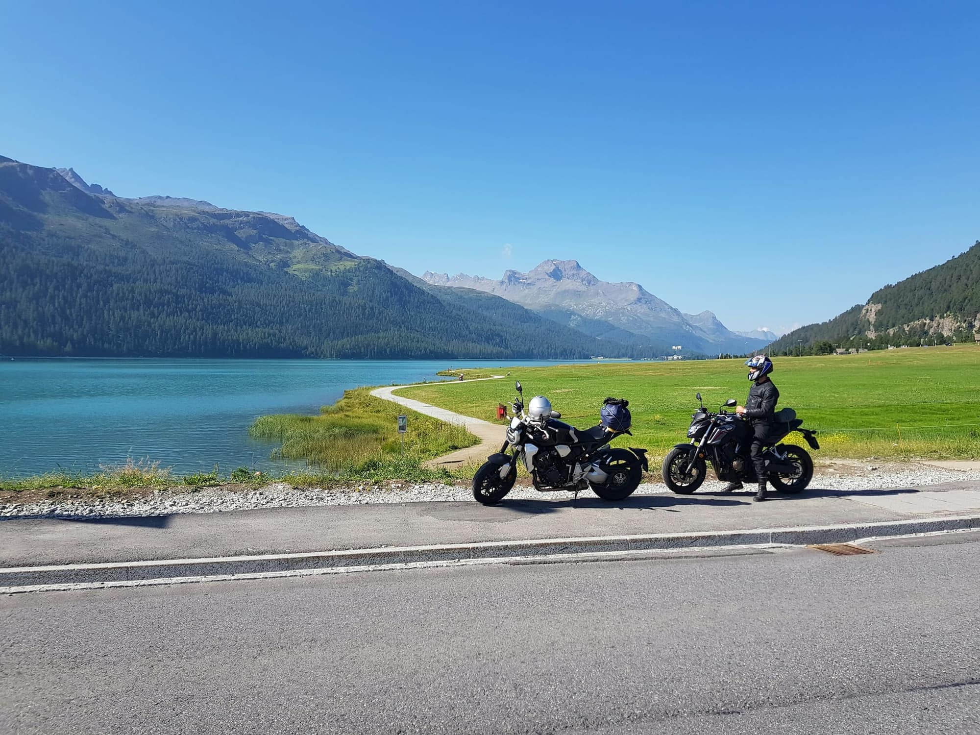 Deux motos arrêtées au bord d'un lac de montagne