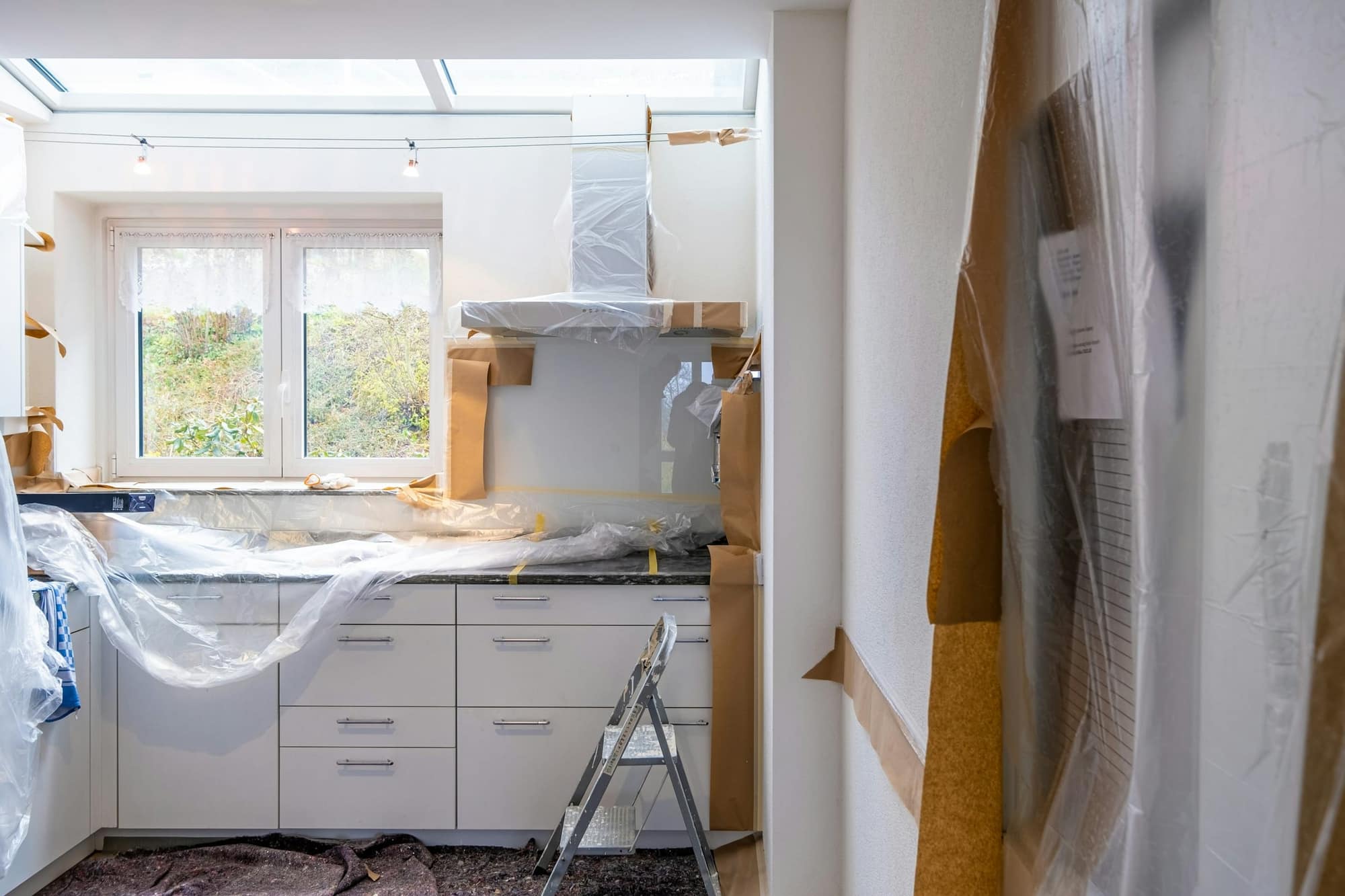 Une cuisine en rénovation, protégée par des bâches
